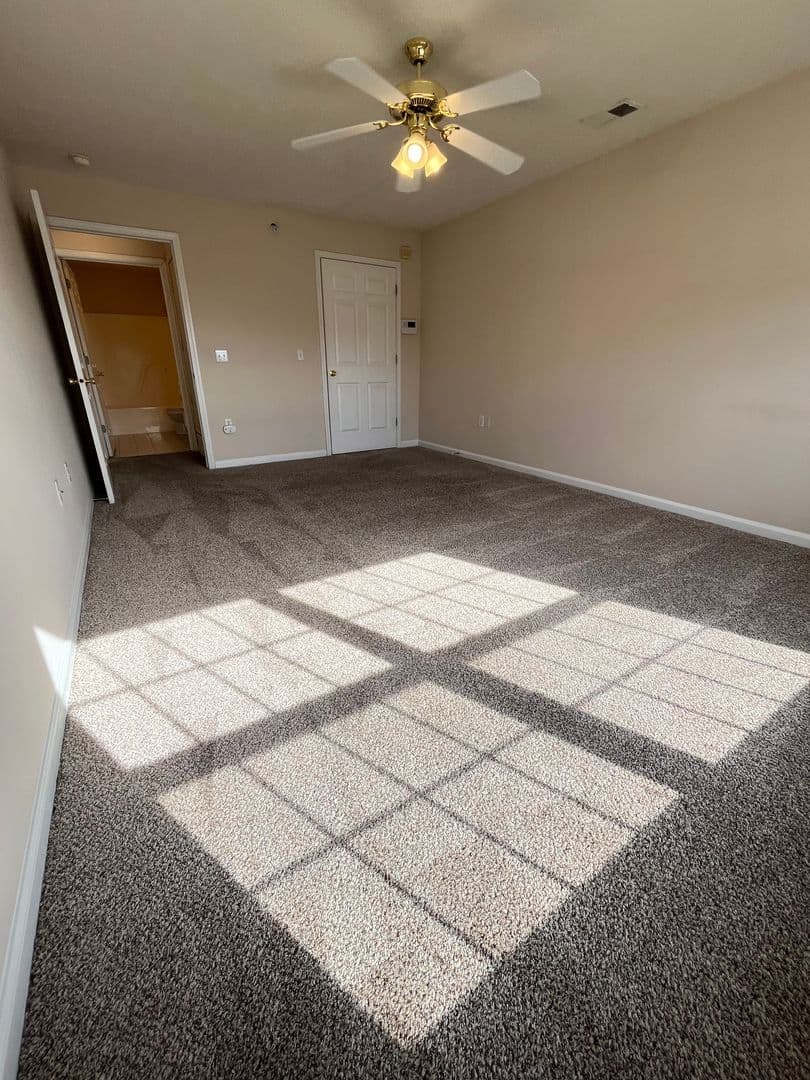 OMAHA Apartment: HILLSBOROUGH POINTE