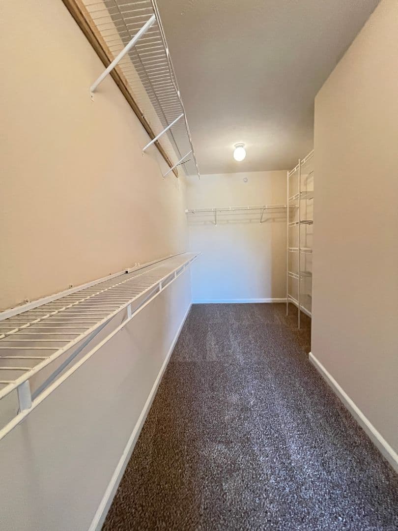 OMAHA Apartment: HILLSBOROUGH POINTE