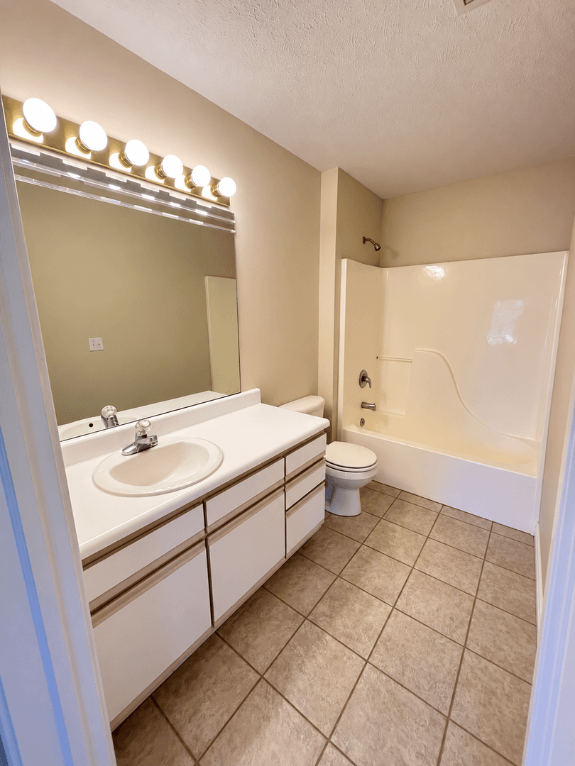OMAHA Apartment: HILLSBOROUGH POINTE
