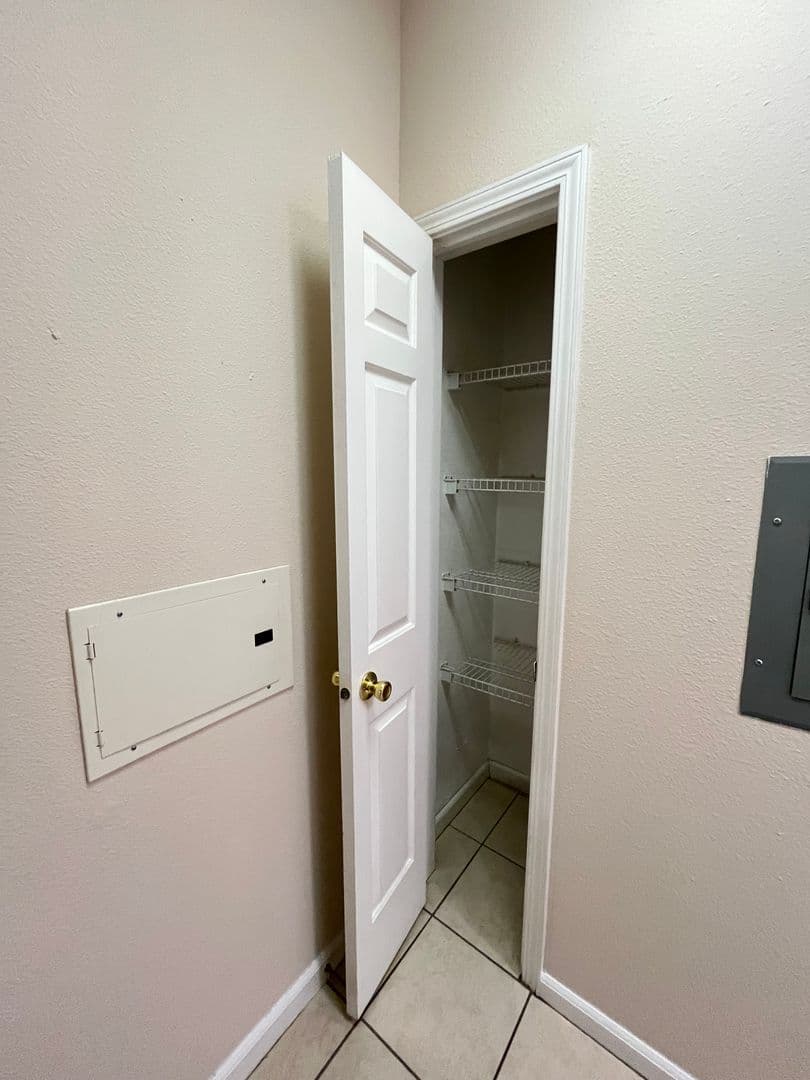 OMAHA Apartment: HILLSBOROUGH POINTE