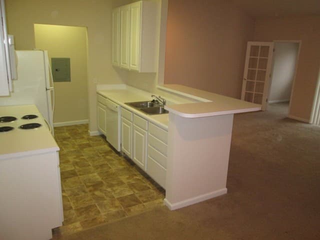 OMAHA Apartment: HILLSBOROUGH POINTE