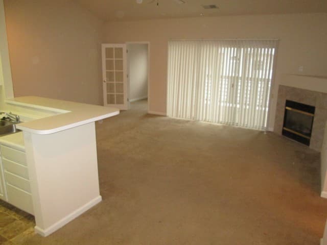OMAHA Apartment: HILLSBOROUGH POINTE