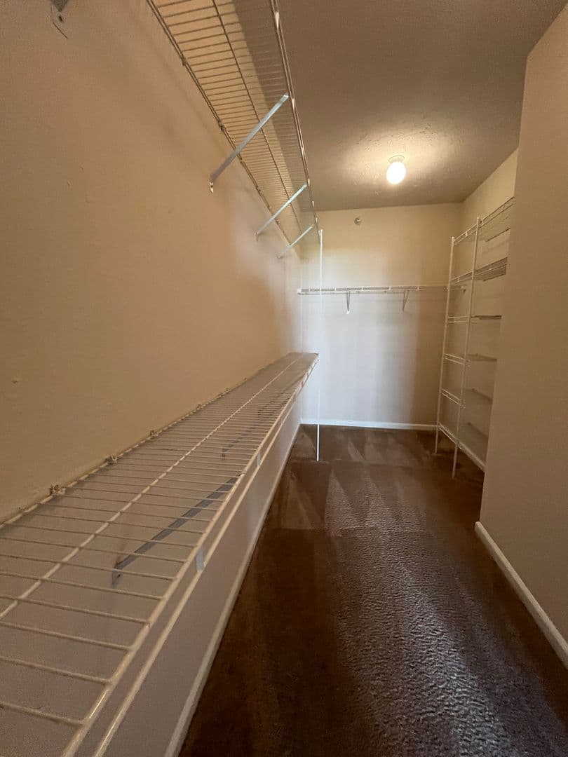 OMAHA Apartment: HILLSBOROUGH POINTE