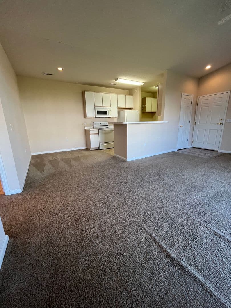 OMAHA Apartment: HILLSBOROUGH POINTE