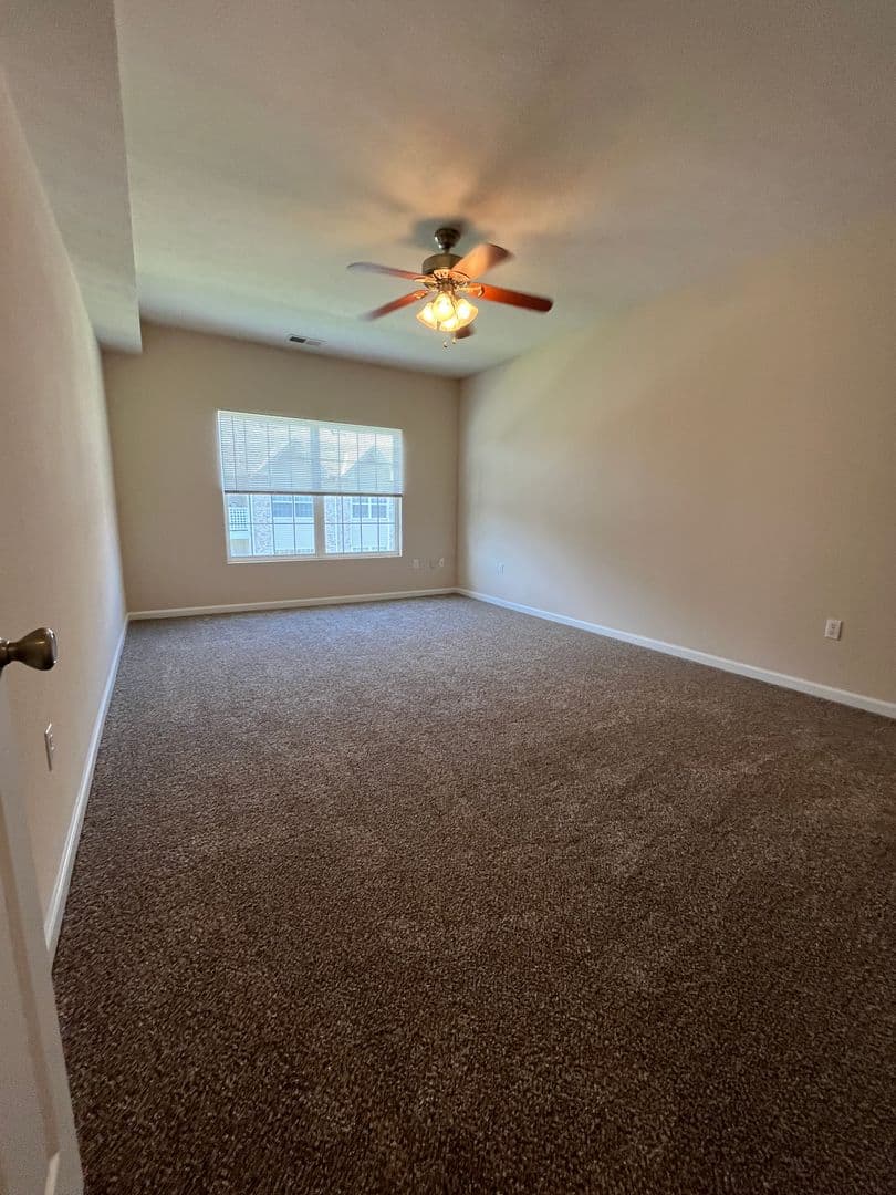 OMAHA Apartment: HILLSBOROUGH POINTE
