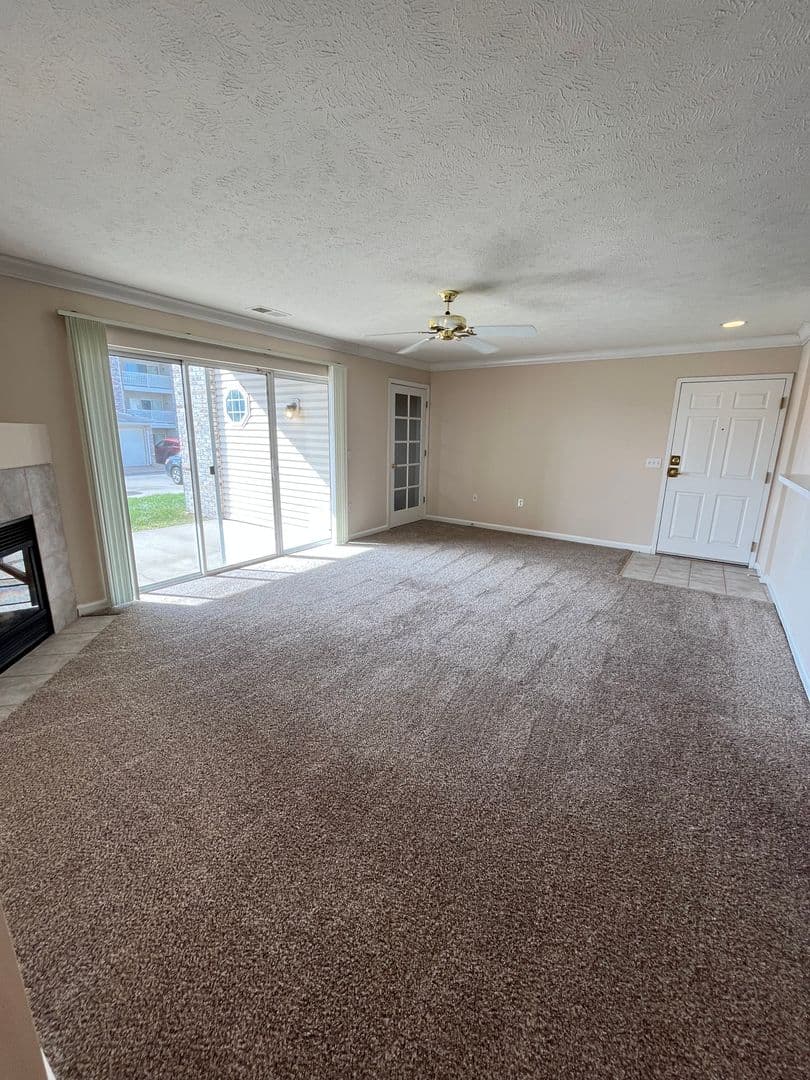 OMAHA Apartment: HILLSBOROUGH POINTE