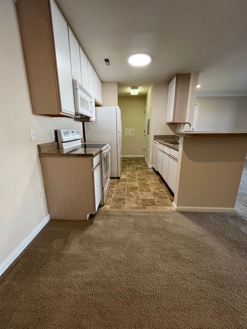OMAHA Apartment: HILLSBOROUGH POINTE