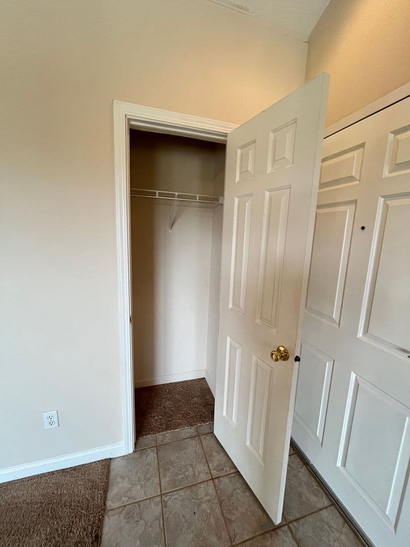 OMAHA Apartment: HILLSBOROUGH POINTE