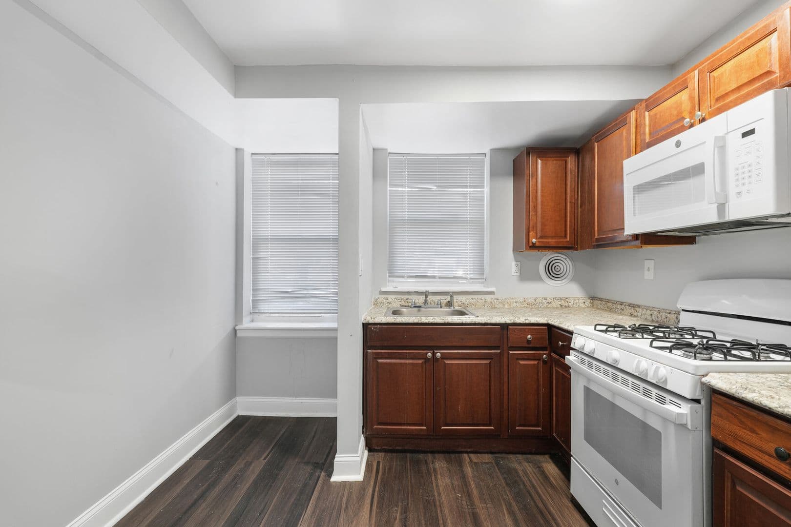 Washington Apartment: 1717 S St SE