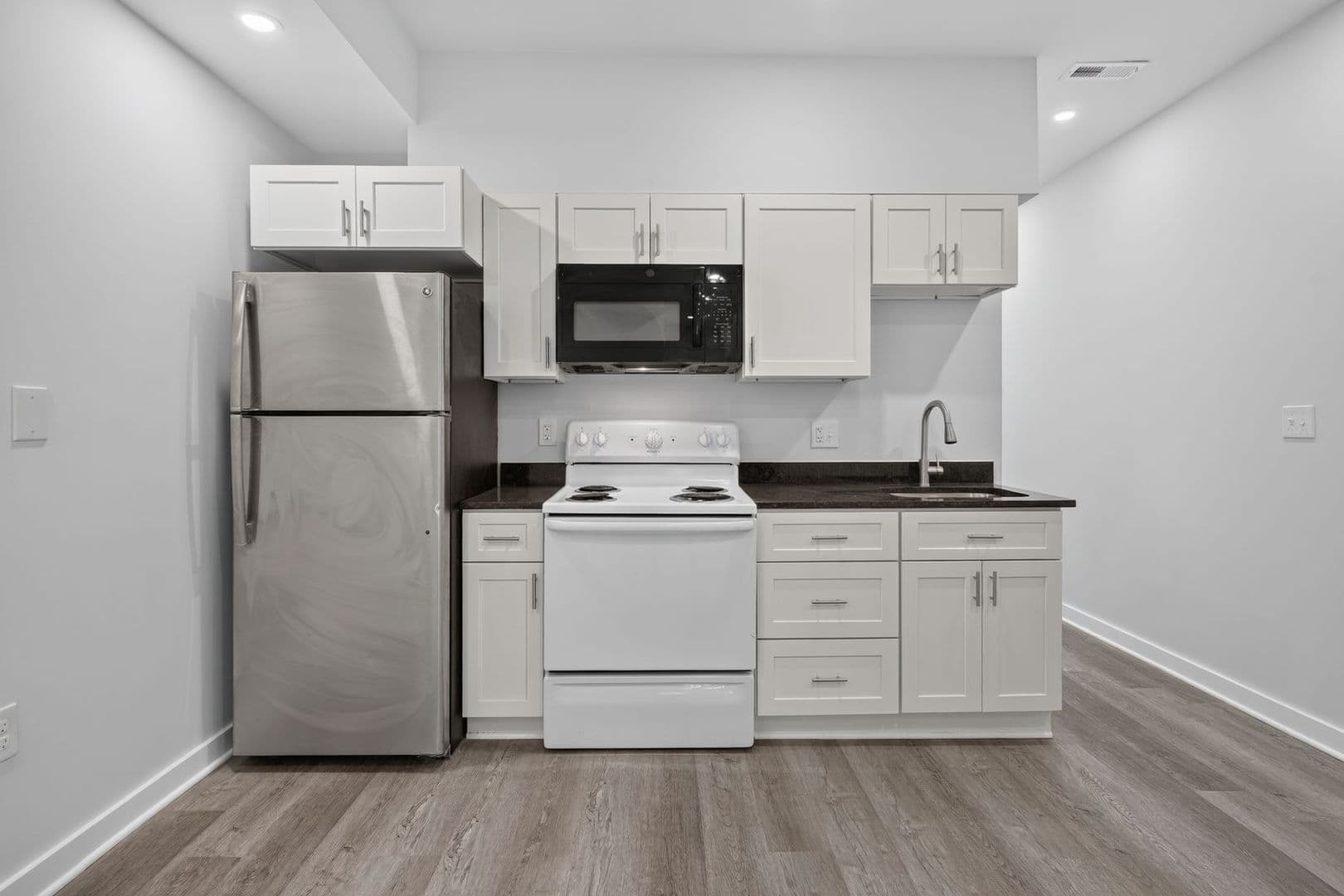 Washington Apartment: 1516 18th St SE