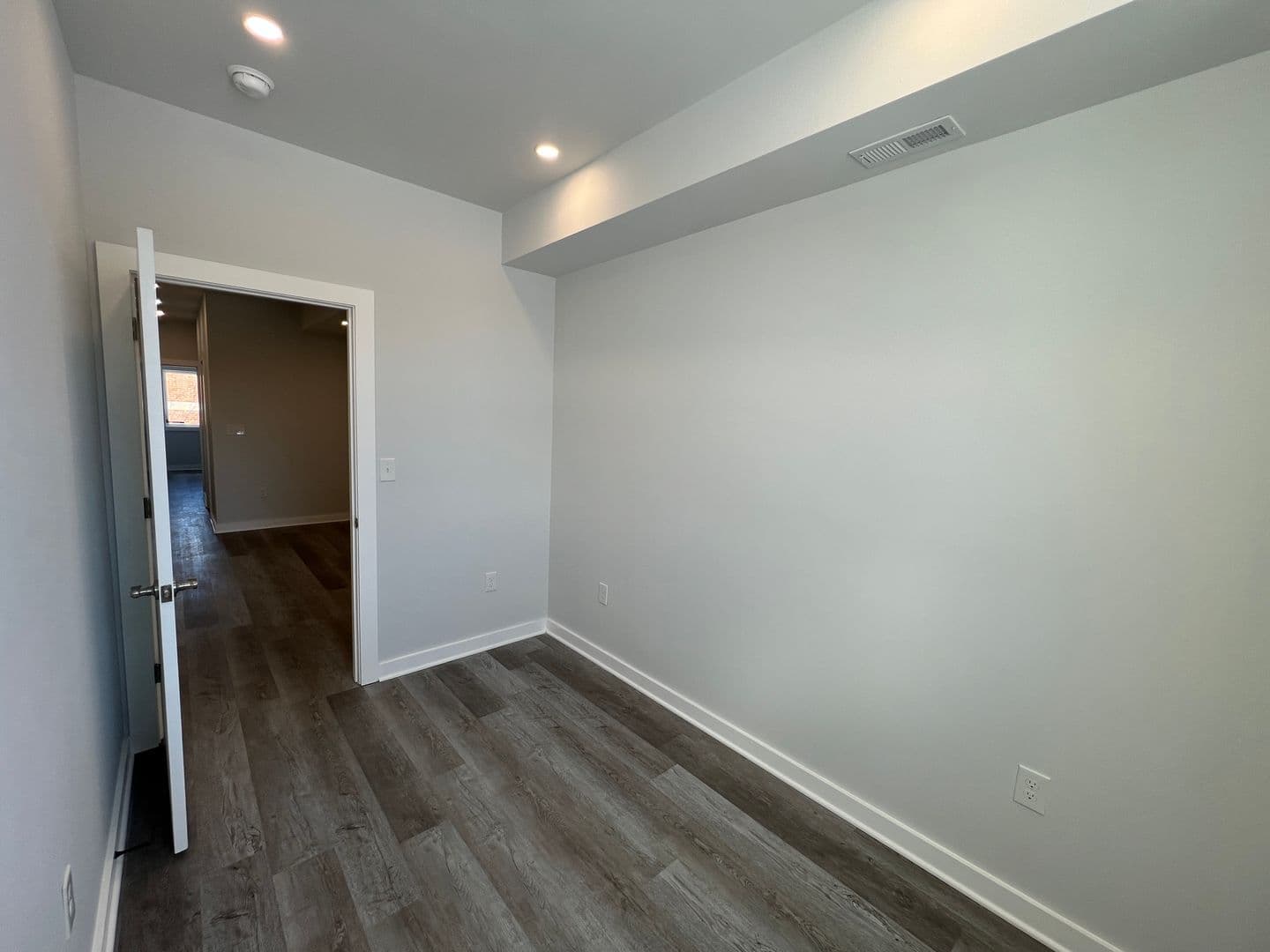 Washington Apartment: 1516 18th St SE