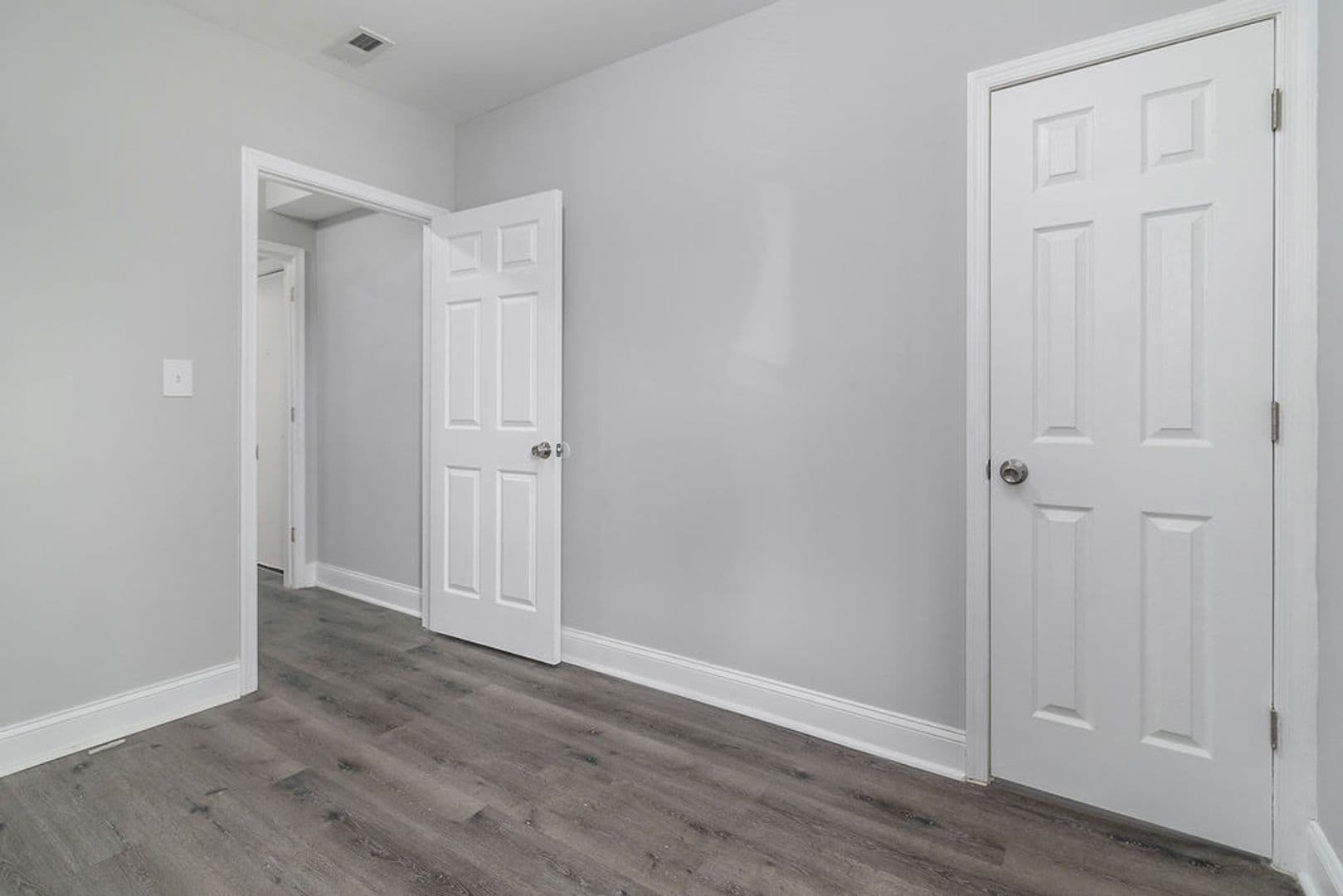 Washington Apartment: 1150 17th St, NE