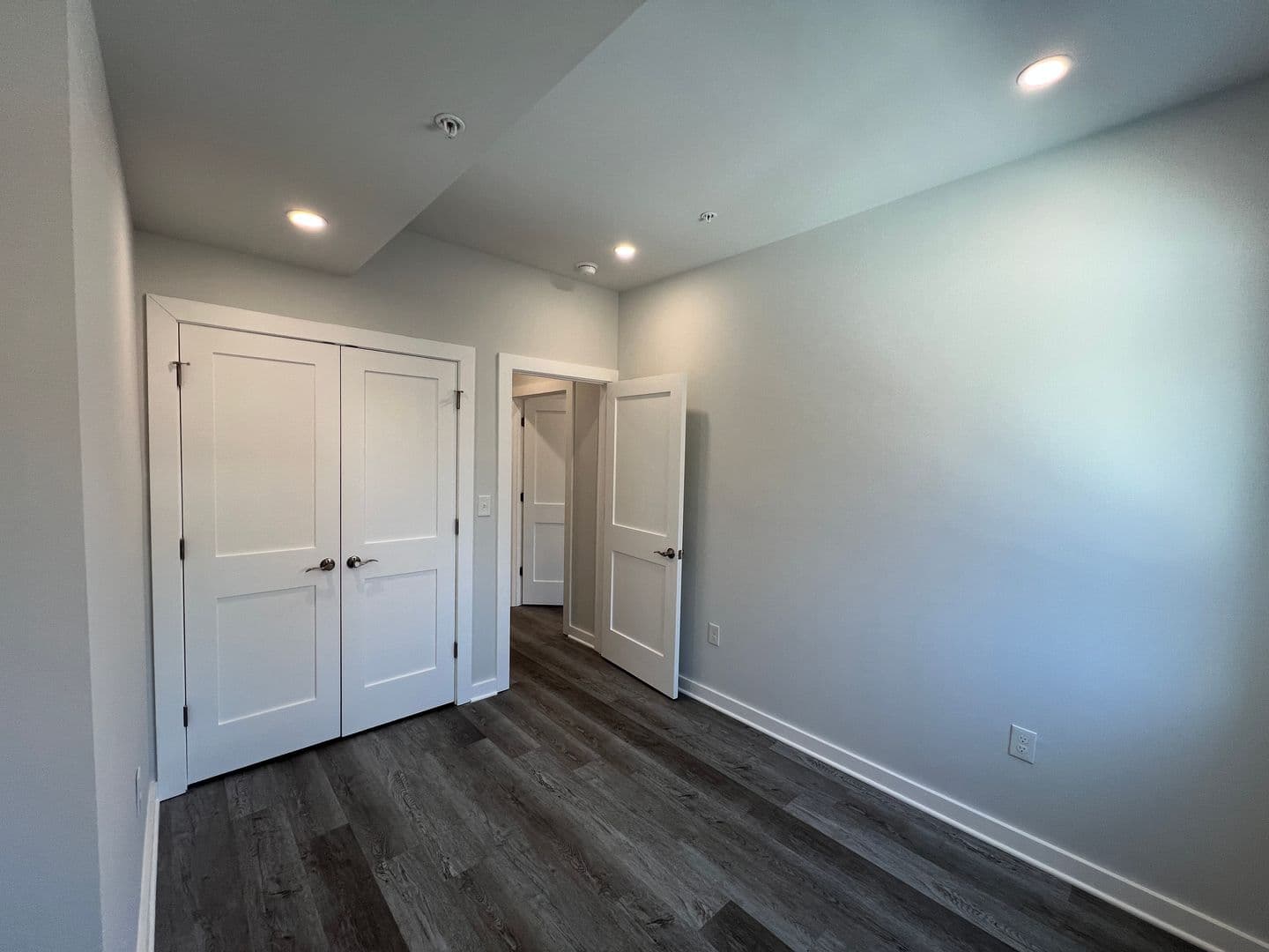Washington Apartment: 1516 18th St SE