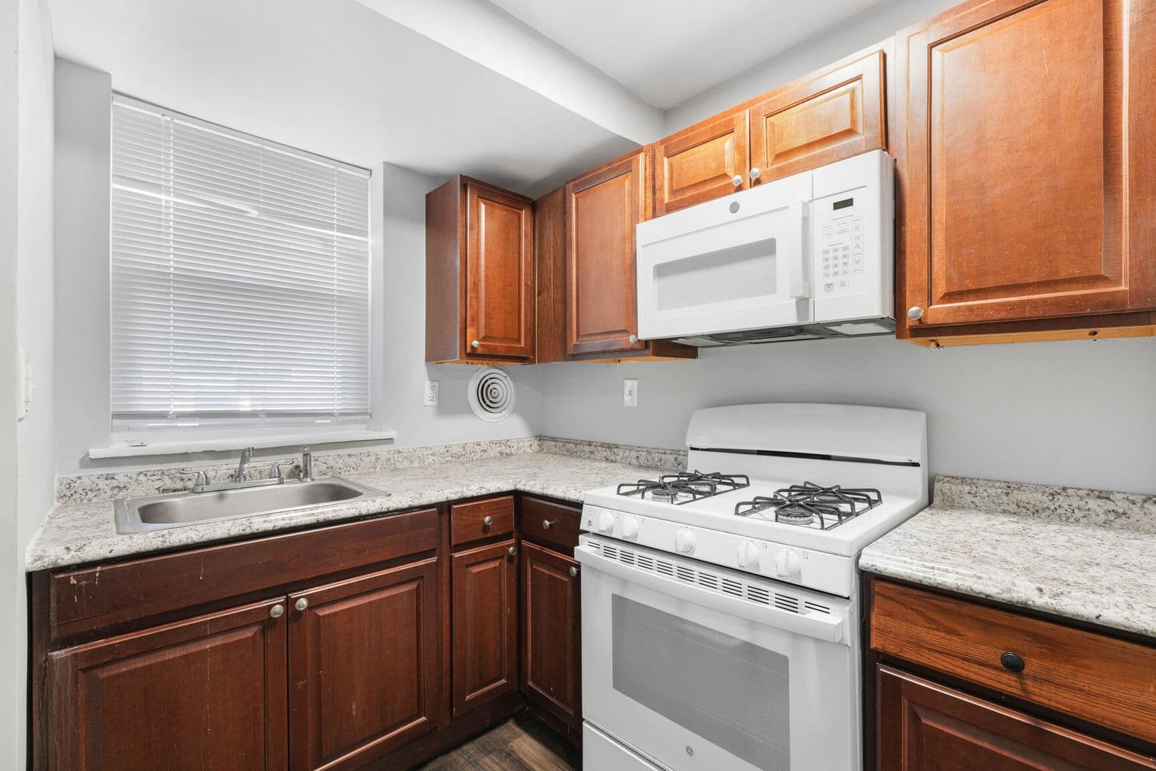 Washington Apartment: 1717 S St SE