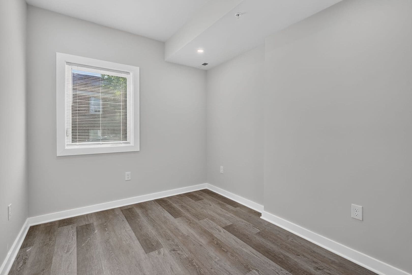 Washington Apartment: 1516 18th St SE