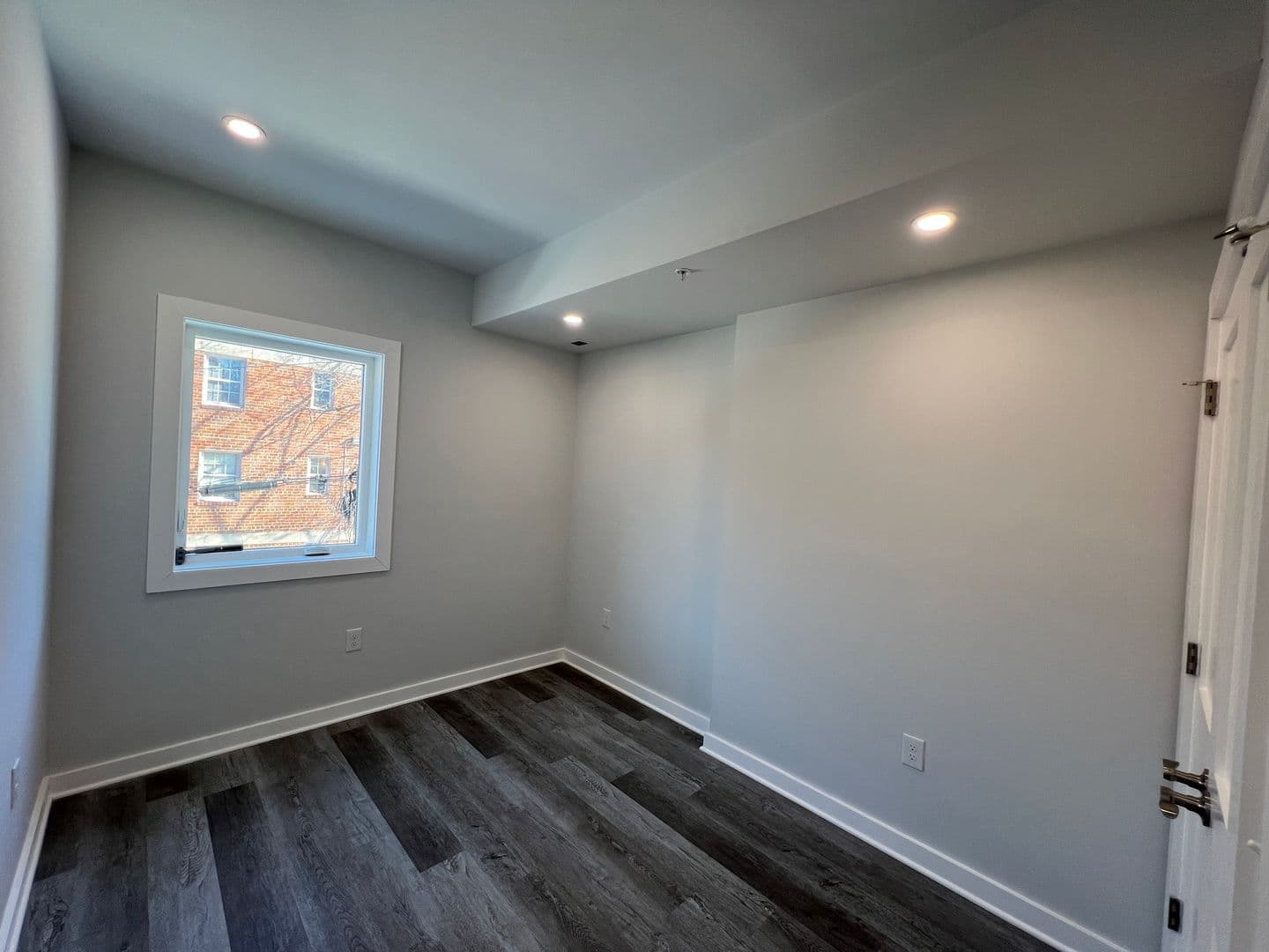 Washington Apartment: 1516 18th St SE