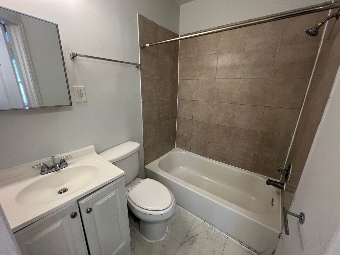 Washington Apartment: 2853 28th St, SE