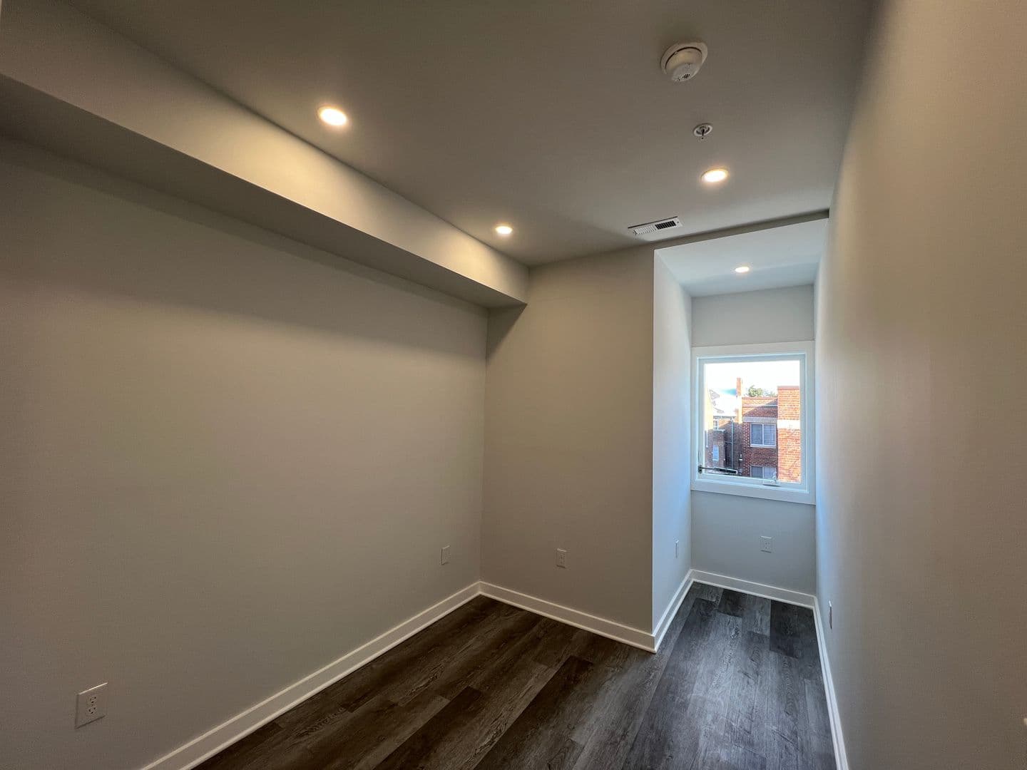 Washington Apartment: 1516 18th St SE
