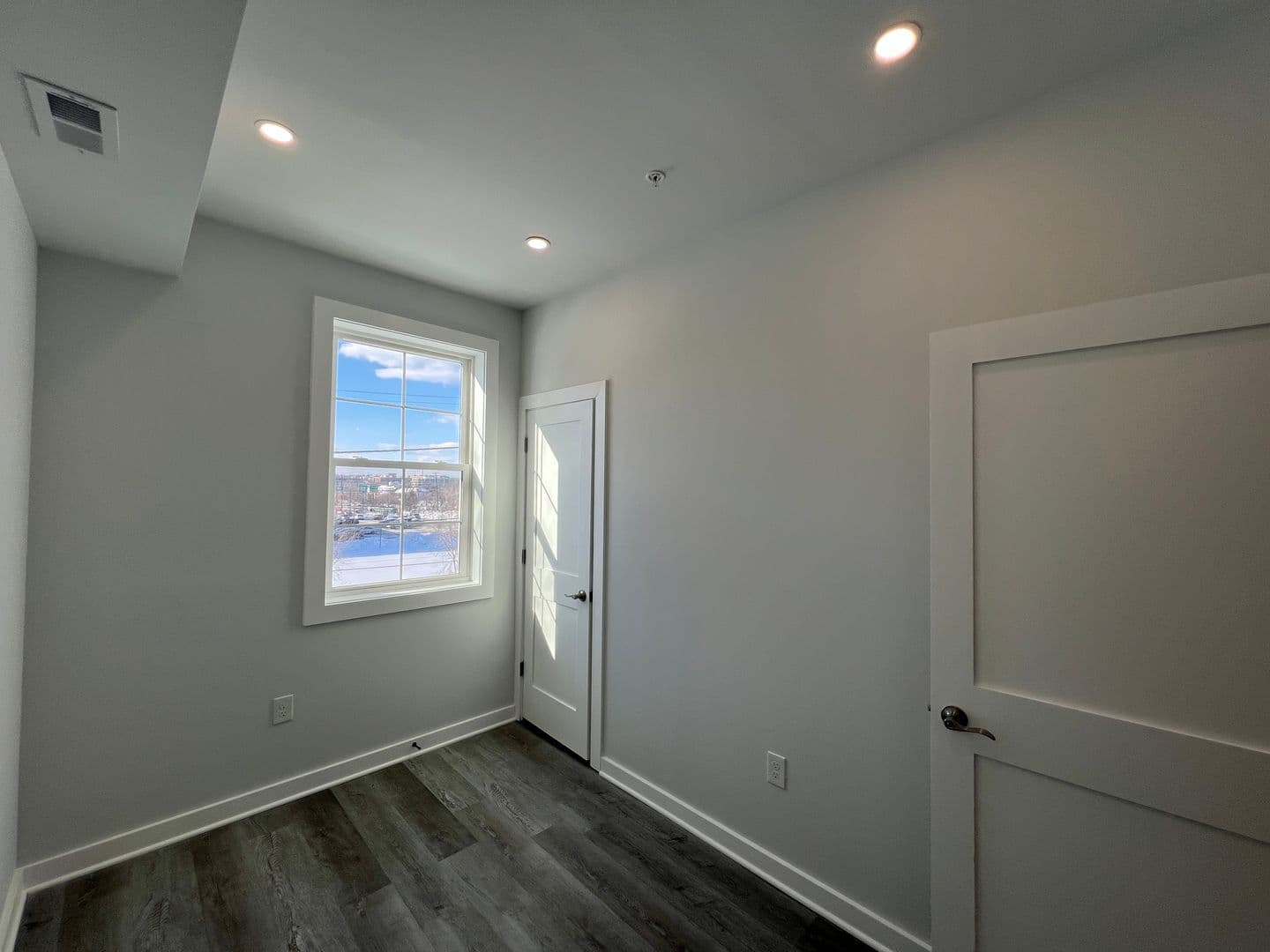 Washington Apartment: 1516 18th St SE
