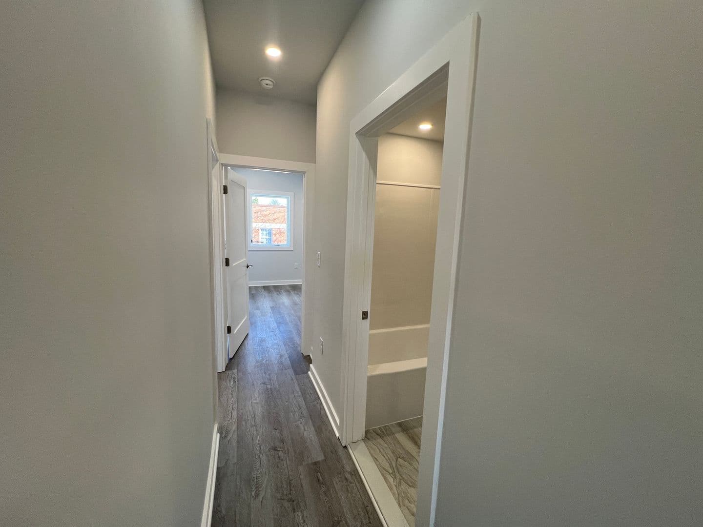 Washington Apartment: 1516 18th St SE