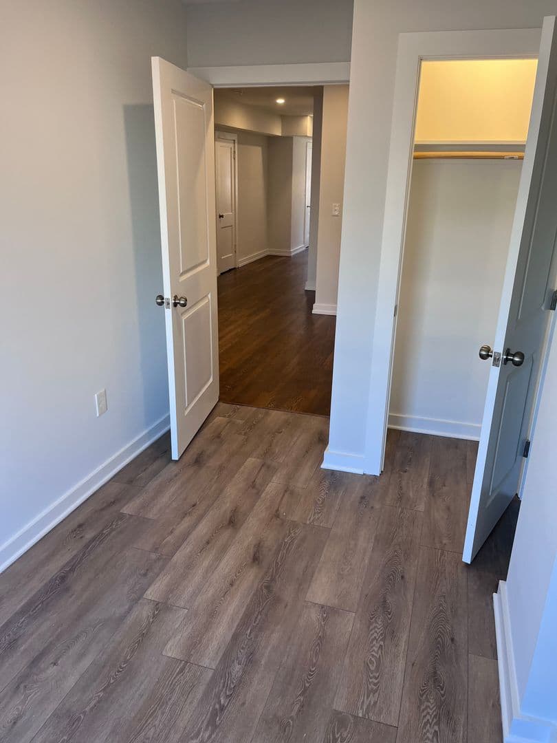 Washington Apartment: 4724 3rd Pl NW