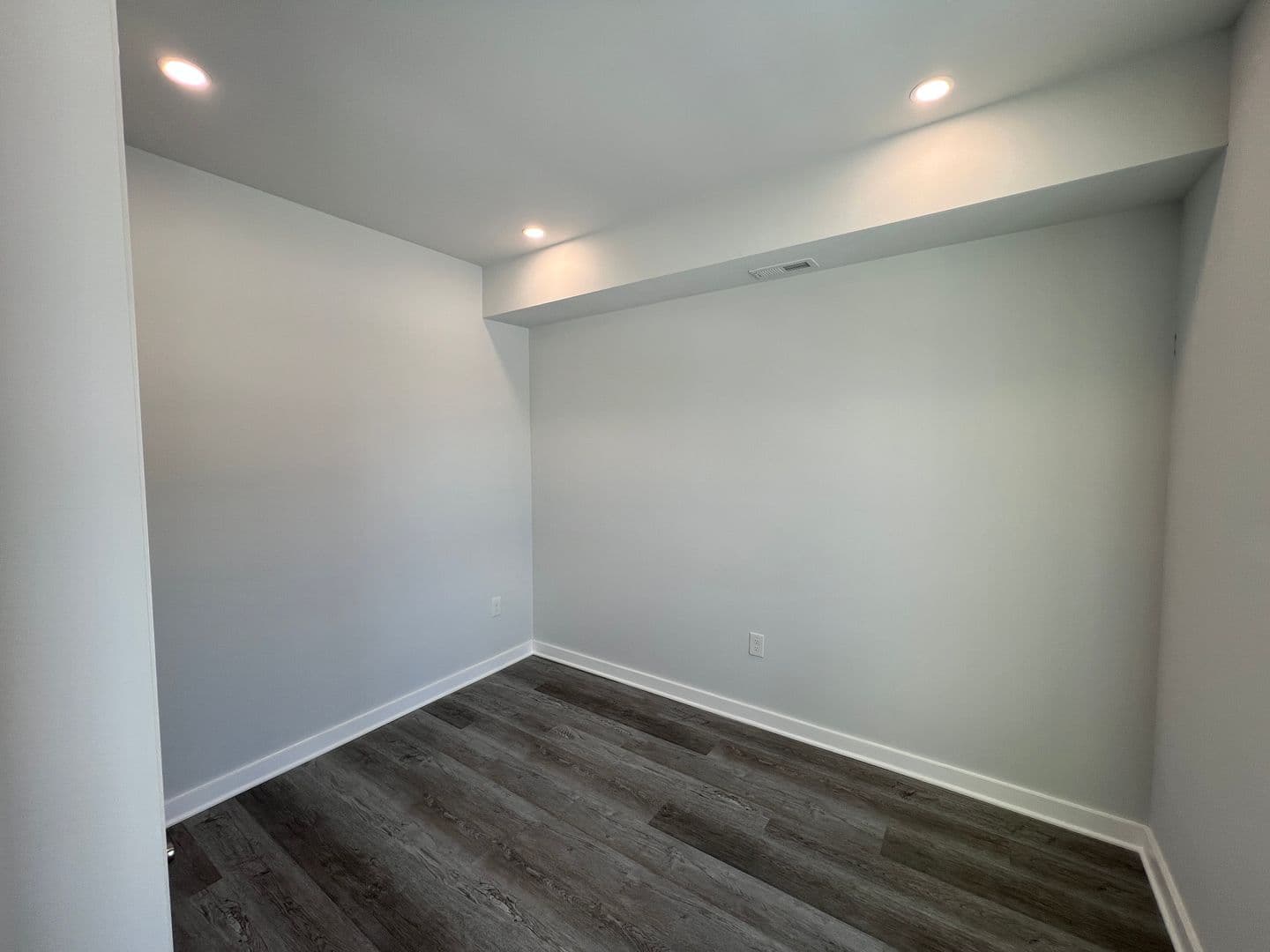 Washington Apartment: 1516 18th St SE