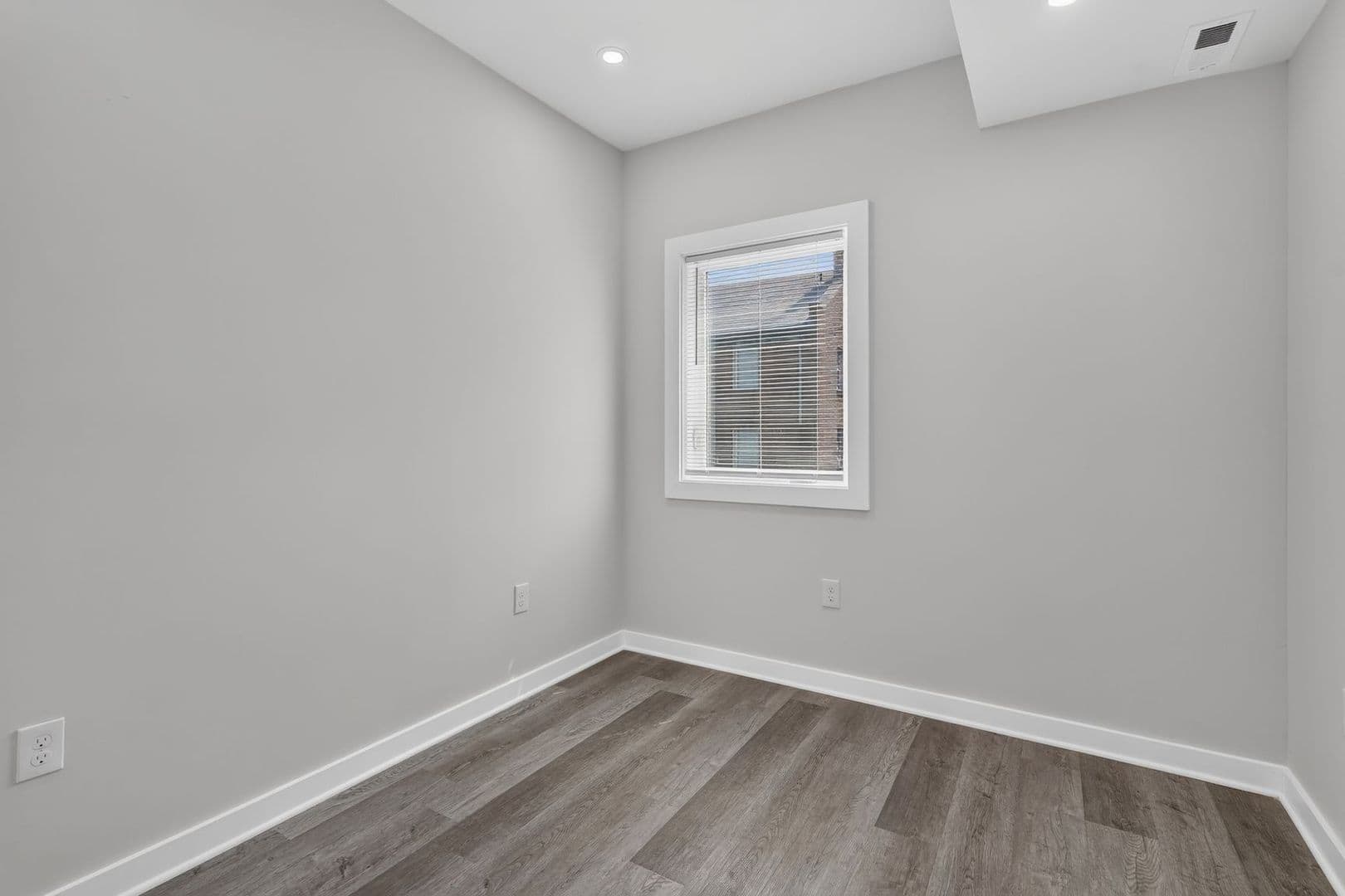 Washington Apartment: 1516 18th St SE