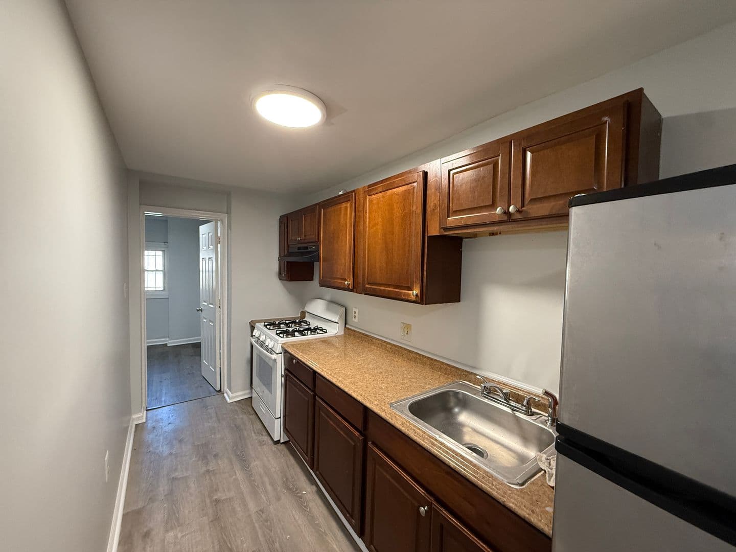 Washington Apartment: 2853 28th St, SE