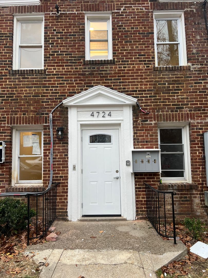Washington Apartment: 4724 3rd Pl NW