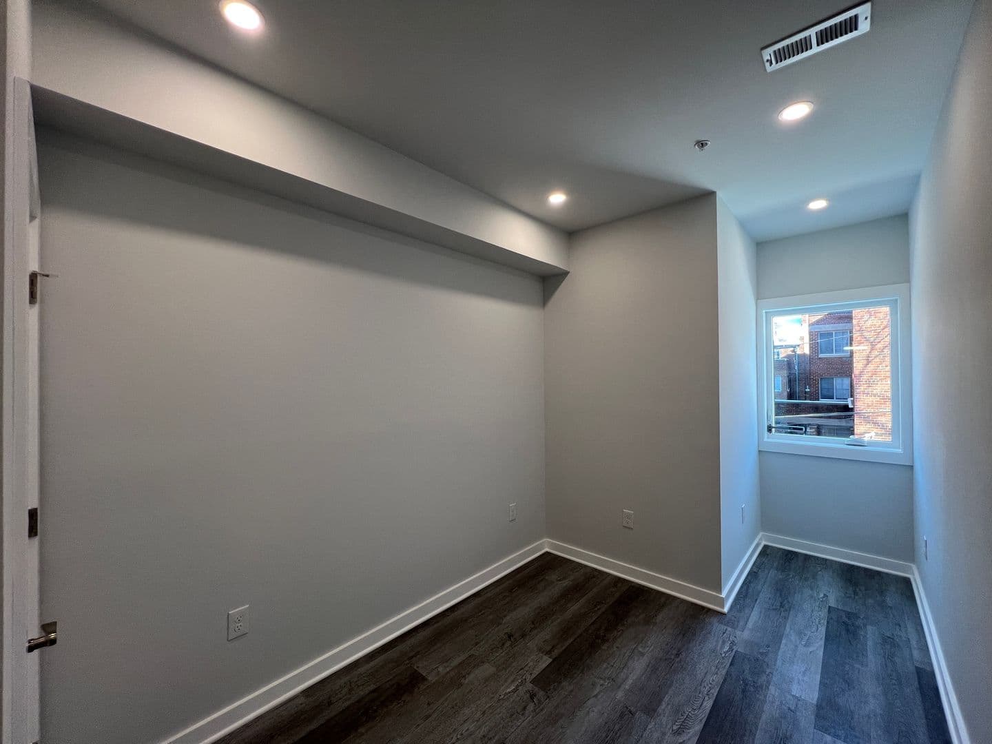 Washington Apartment: 1516 18th St SE