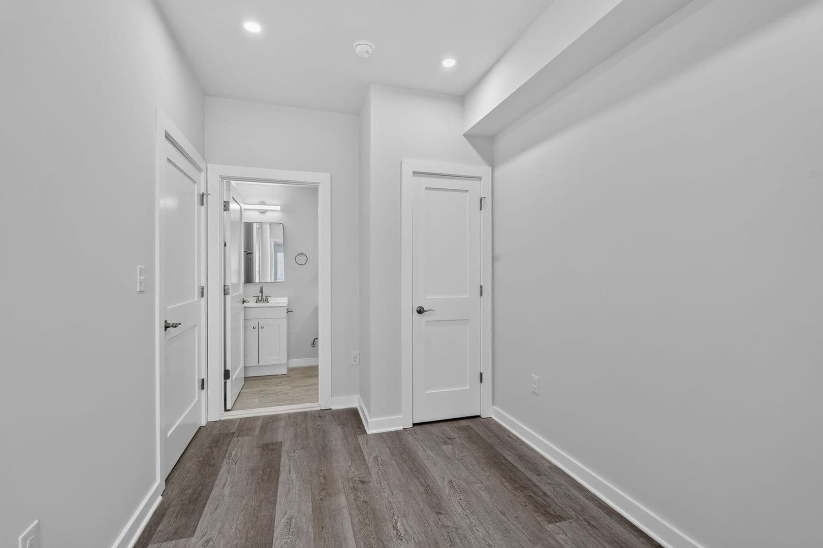 Washington Apartment: 1516 18th St SE
