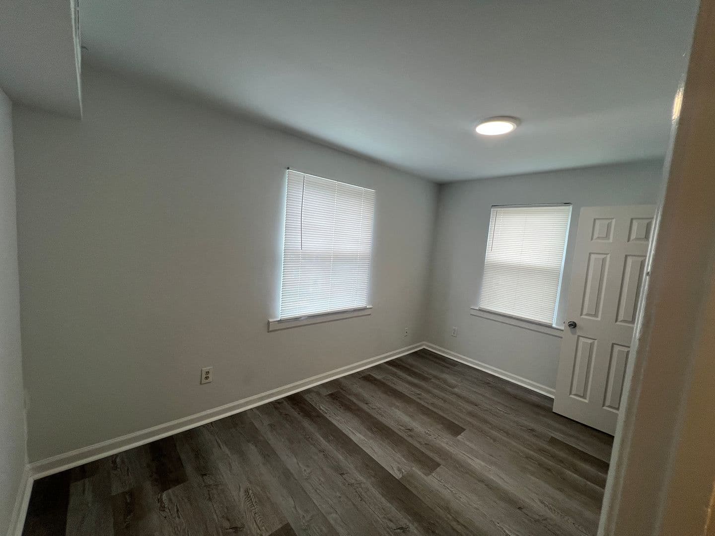 Washington Apartment: 2853 28th St, SE