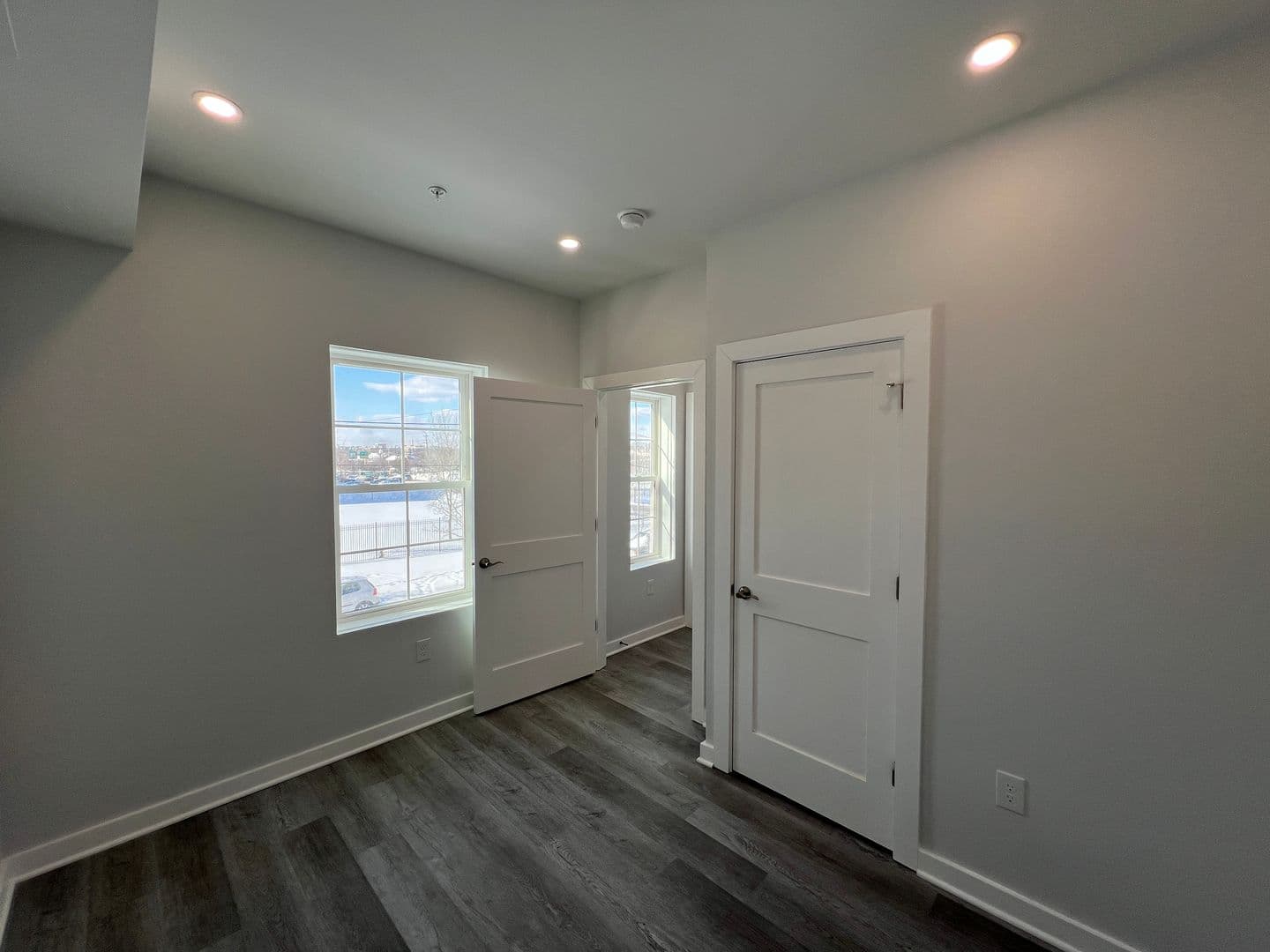 Washington Apartment: 1516 18th St SE