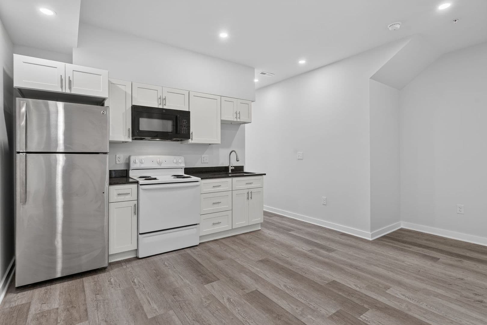 Washington Apartment: 1516 18th St SE