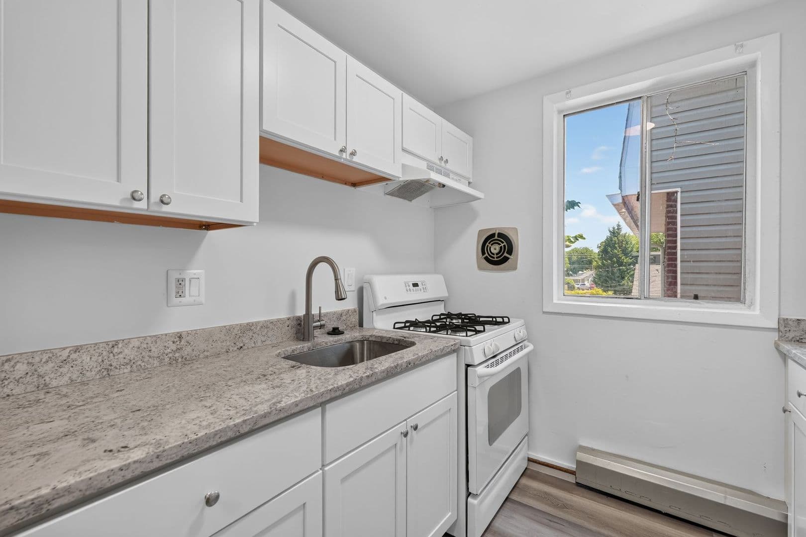 Washington Apartment: 5821 Field Pl NE