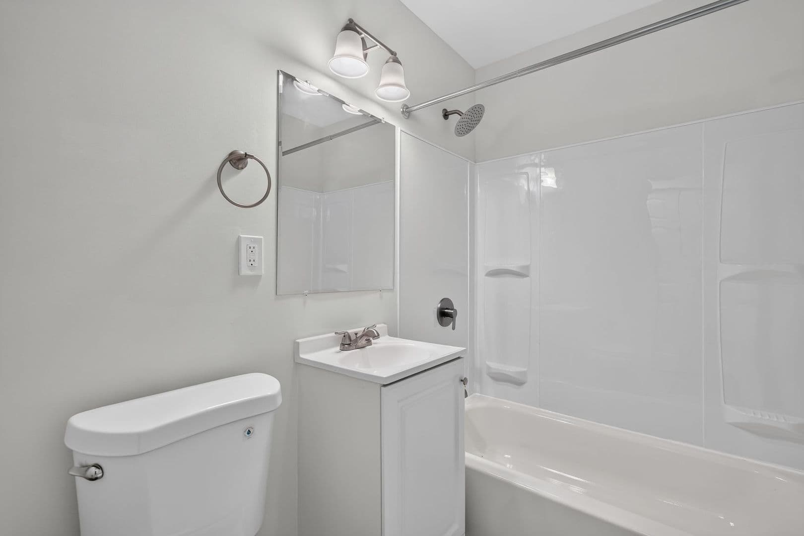 Washington Apartment: 5821 Field Pl NE
