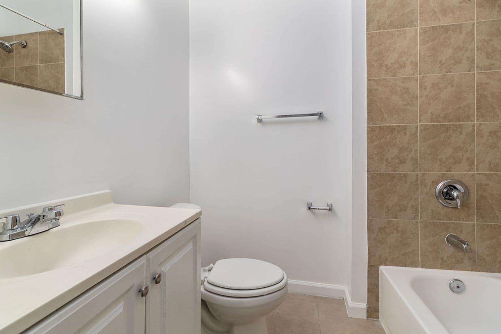 Washington Apartment: 1150 17th St, NE