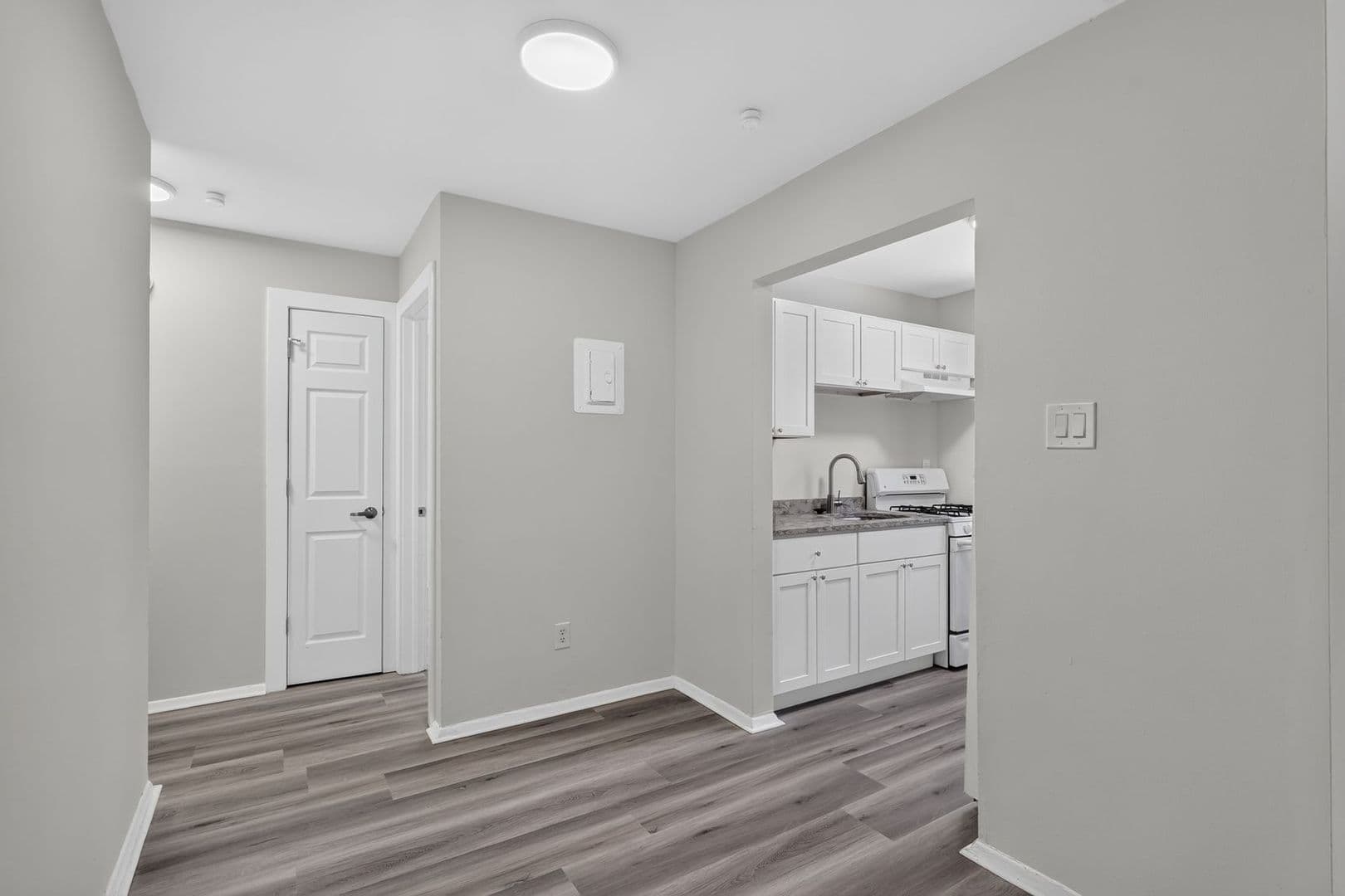 Washington Apartment: 5821 Field Pl NE