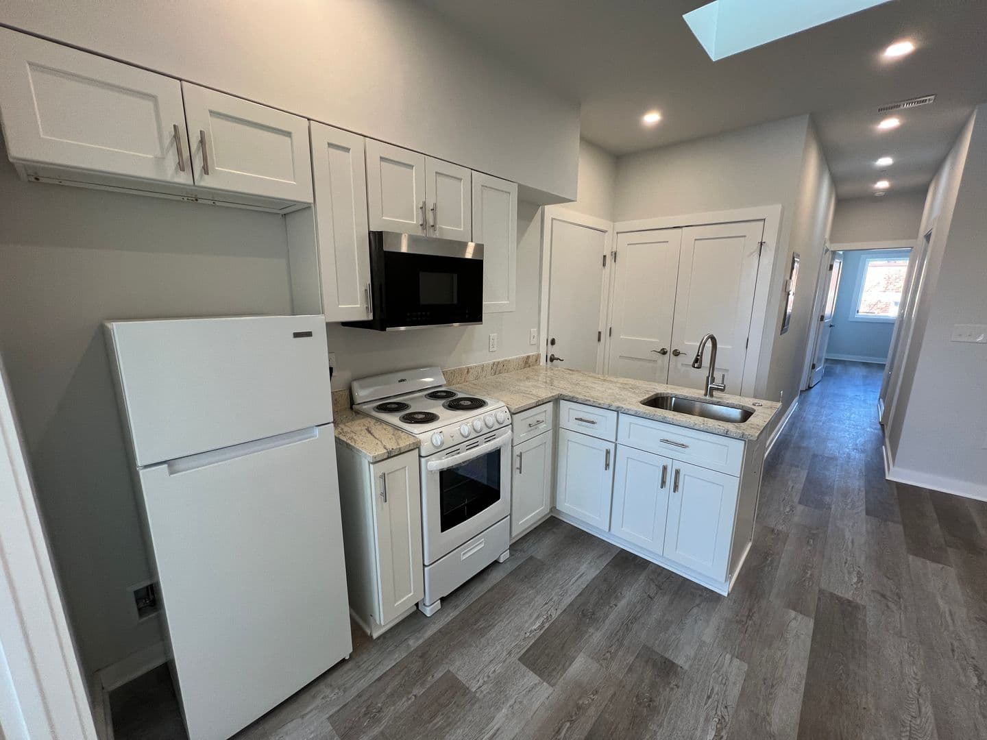 Washington Apartment: 1516 18th St SE