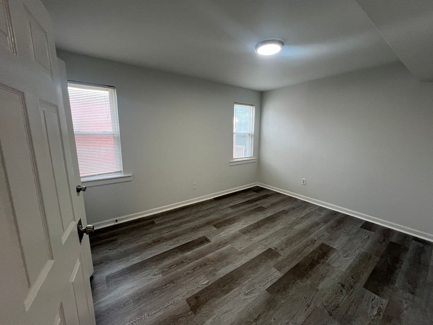 Washington Apartment: 2853 28th St, SE