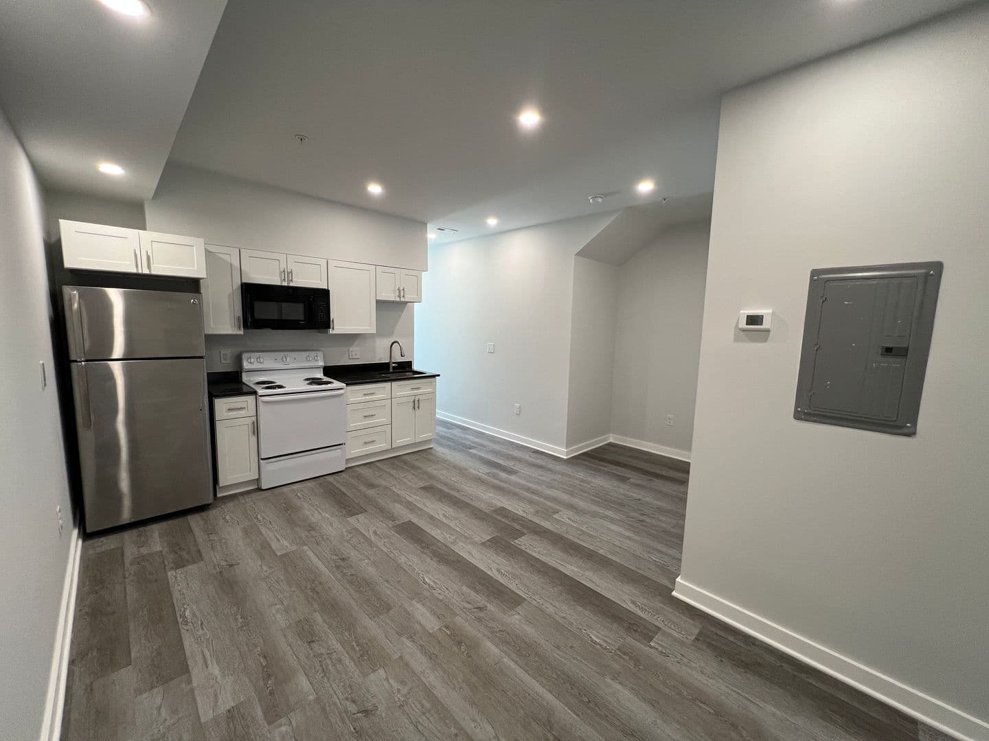Washington Apartment: 1516 18th St SE