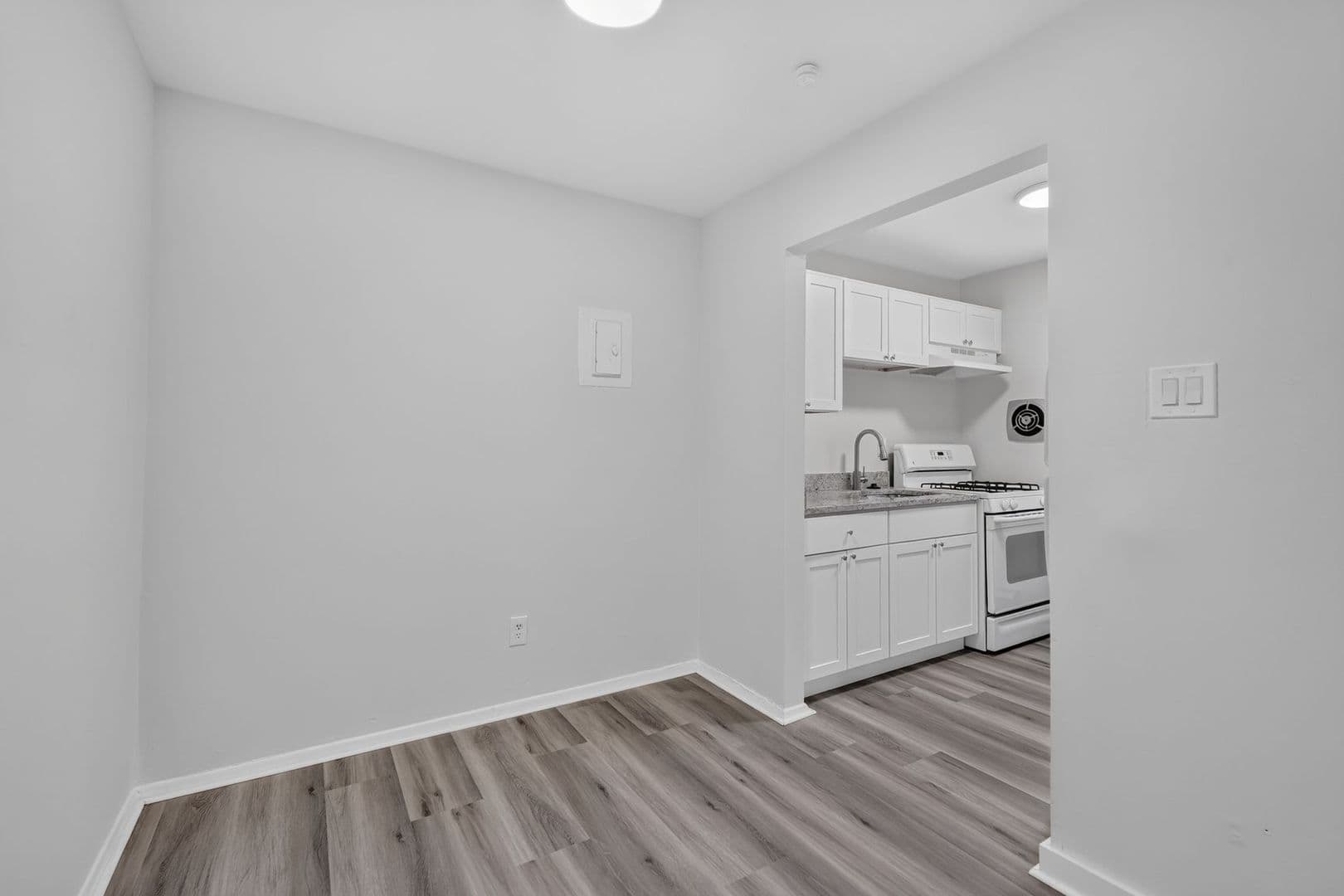 Washington Apartment: 5821 Field Pl NE