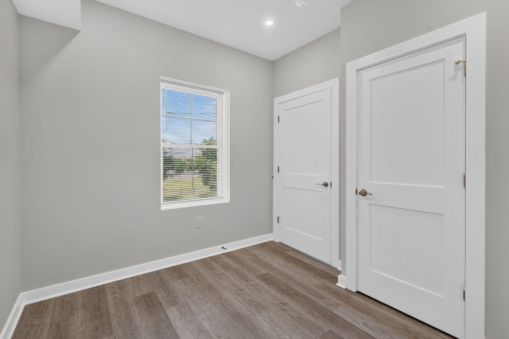 Washington Apartment: 1516 18th St SE