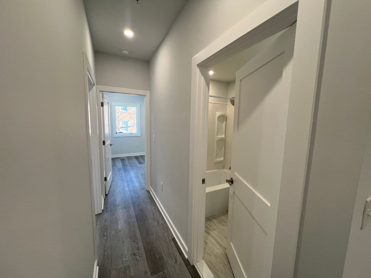 Washington Apartment: 1516 18th St SE
