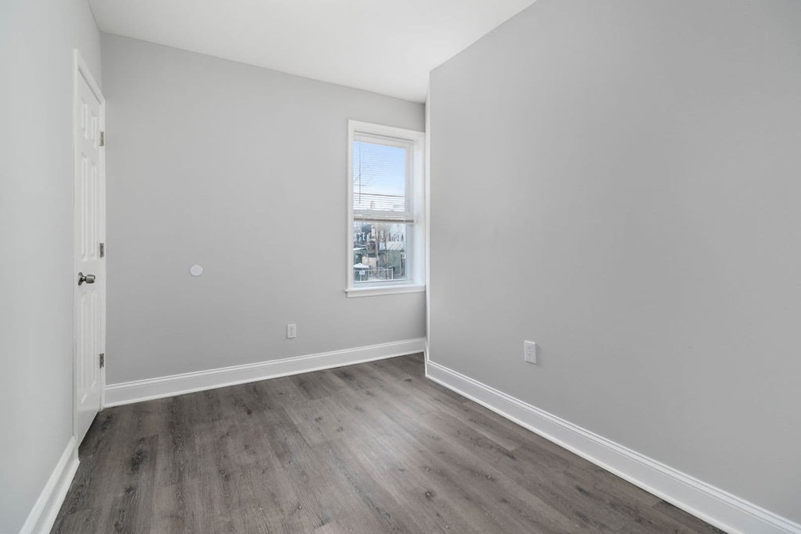 Washington Apartment: 1150 17th St, NE