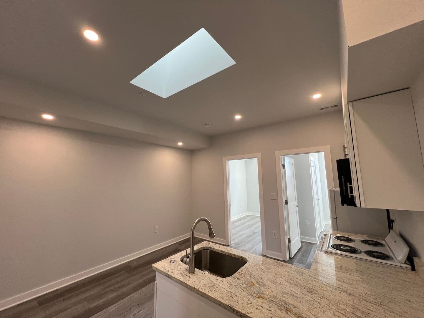 Washington Apartment: 1516 18th St SE