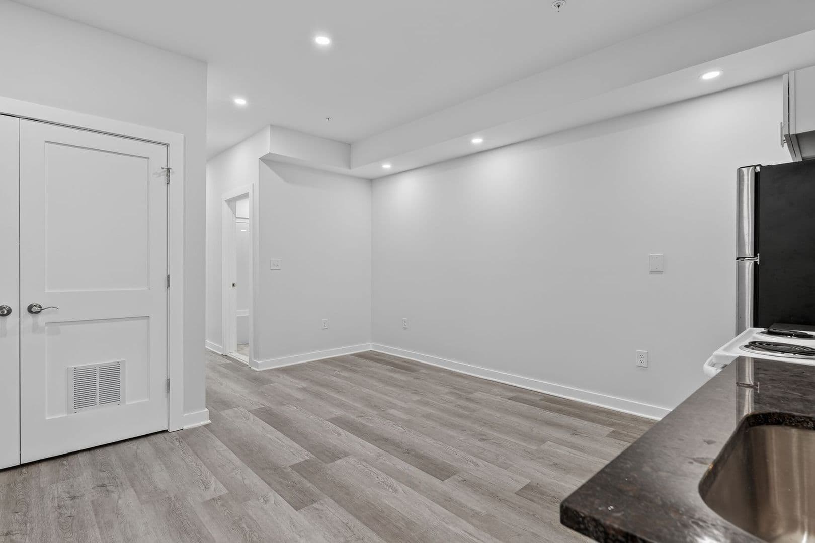 Washington Apartment: 1516 18th St SE