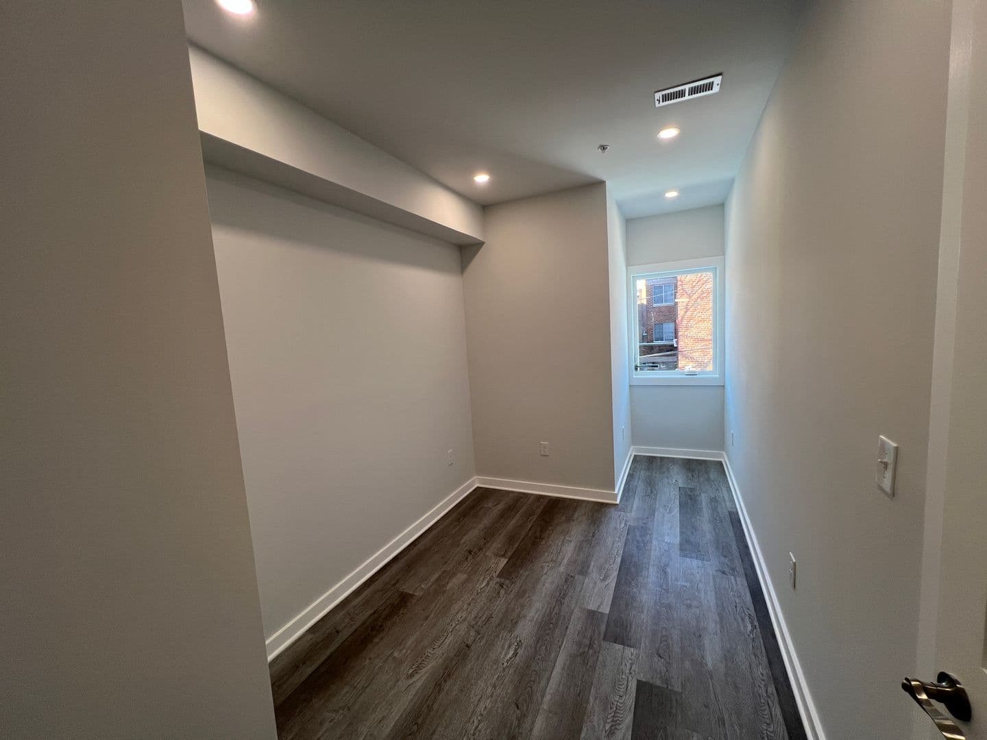 Washington Apartment: 1516 18th St SE
