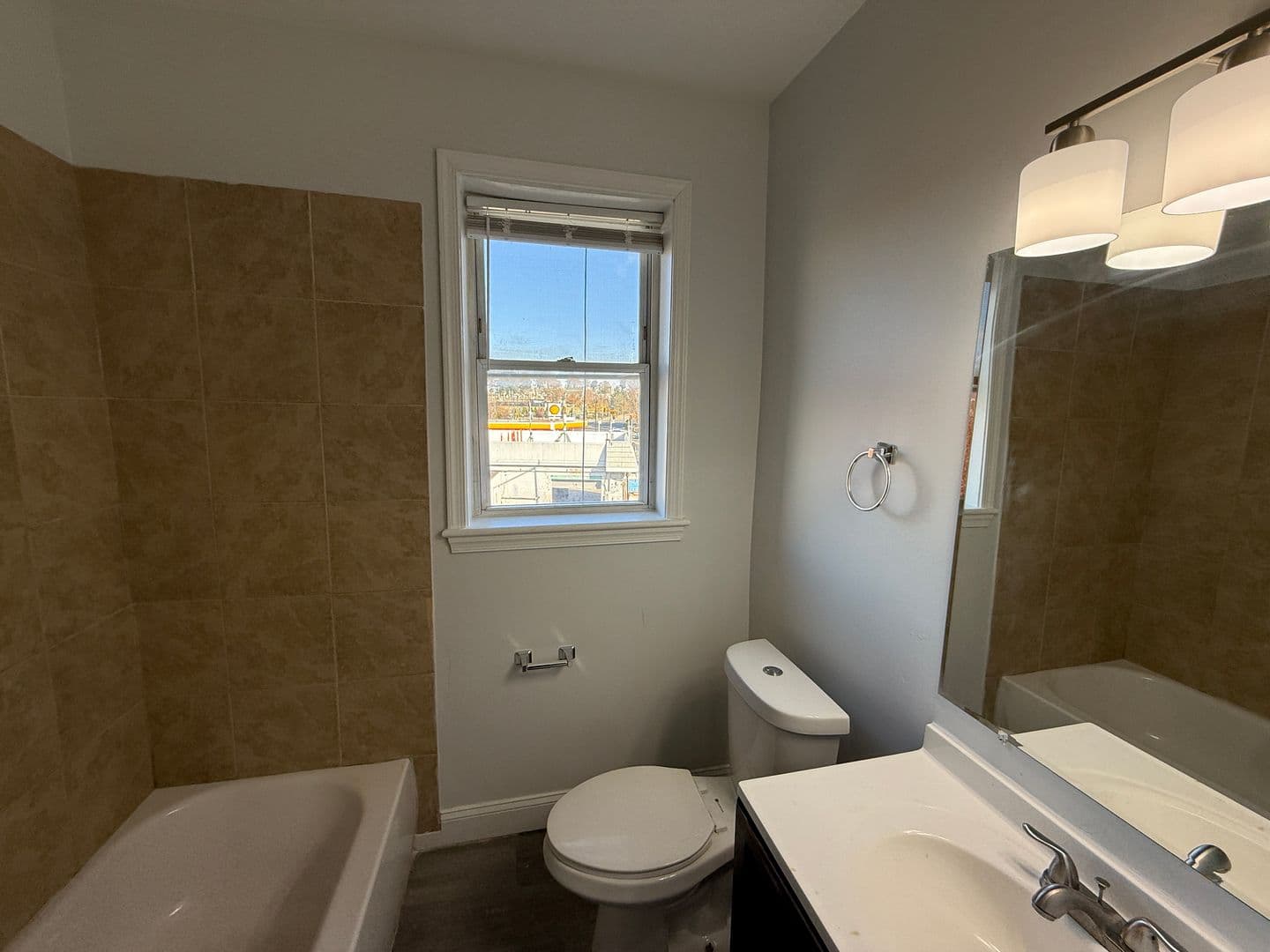 Washington Apartment: 1150 17th St, NE