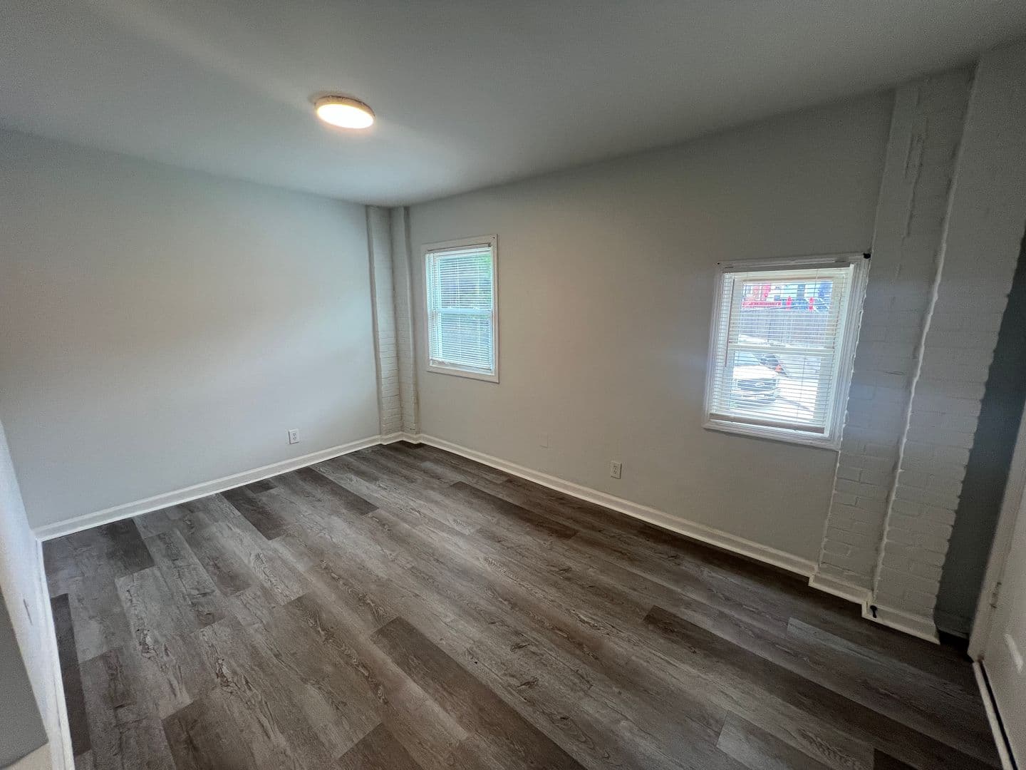 Washington Apartment: 2853 28th St, SE